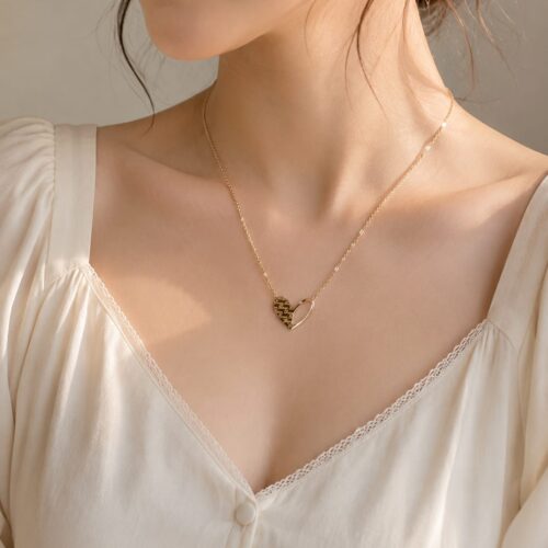 01CH0150(2) Mother-of-Pearl Heart Necklace