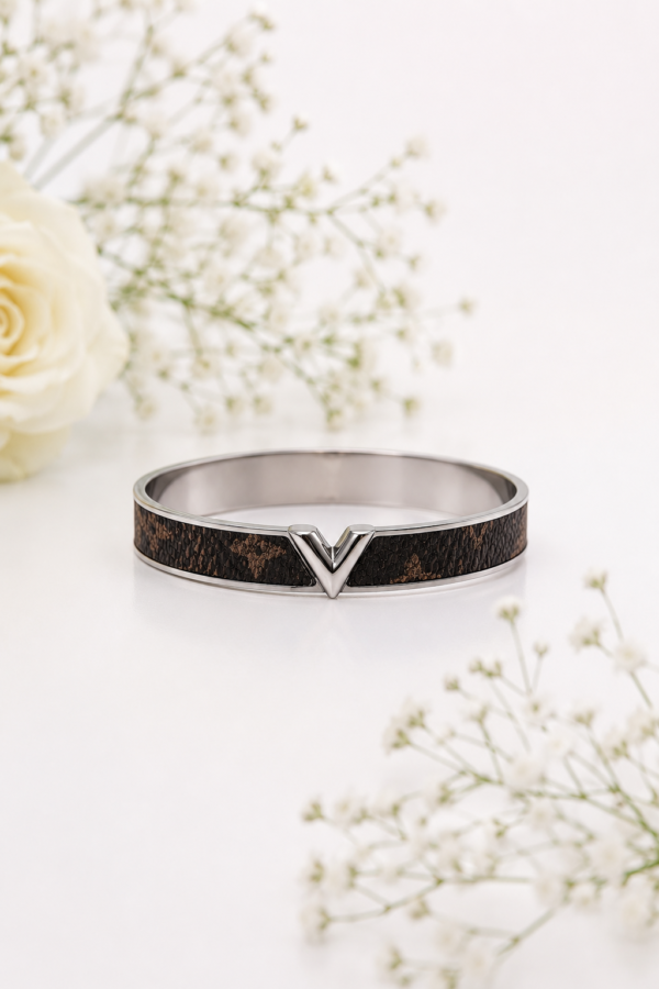 01KA0500 Signature Monogram V Bangle