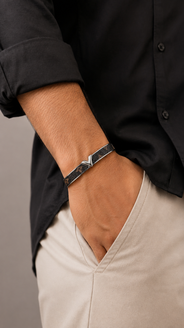 01KA0500(2) Signature Monogram V Bangle