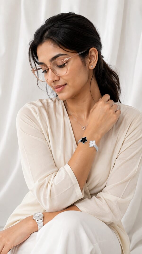 03KA0500(2) Yin-Yang Clover Mesh Cuff