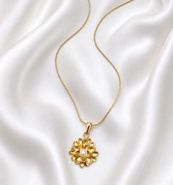 04CH0300 Petal Pearl Snake Chain